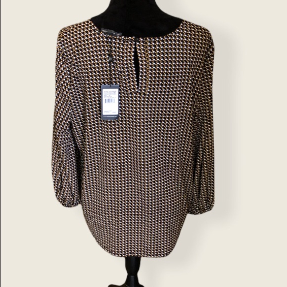 ✳️NEW✳️Geometric pattern blouse - Picture 2 of 3